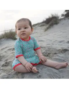La combinaison Zélie colorée et efficace contre les rayons du soleil.