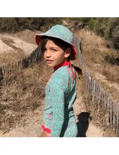 Le t-shirt manches longues Zélie pour une protection solaire optimale et fleuris.
