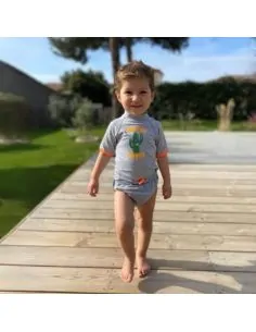 T shirt anti-UV bébé et maillot de bain anti-UV bébé avec couche intégrée.