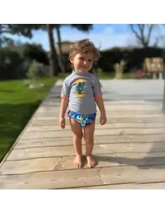 T shirt anti-UV bébé et maillot de bain anti-UV bébé avec couche intégrée.