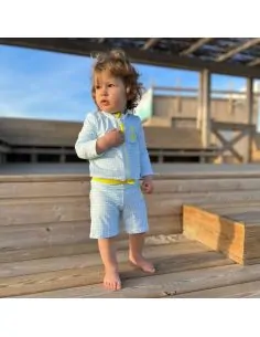 Ensemble anti-UV gilet et short de plage pour bébé.
